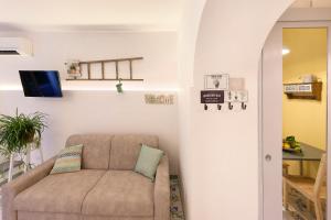 un soggiorno con divano e TV di I Giardini di Cataldo Sorrento a Sorrento