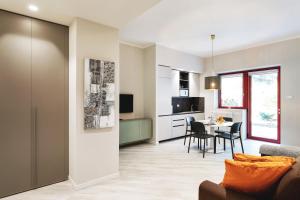 sala de estar con cocina y comedor en Maggiore Residence Flats, en Bolonia