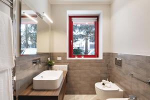 y baño con lavabo, aseo y espejo. en Maggiore Residence Flats, en Bolonia