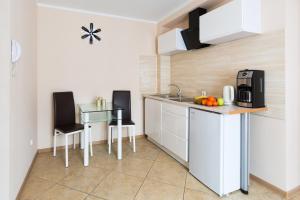 Kuchyňa alebo kuchynka v ubytovaní ApartHouse Apartamenty Centrum + 23 fotografií