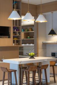 Hyatt Place Sandestin at Grand Blvd的厨房或小厨房