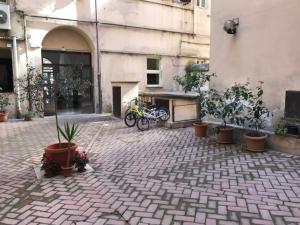 um grupo de bicicletas estacionadas em frente a um edifício em Ann Inn em Roma