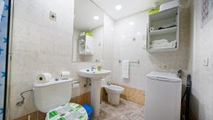une salle de bains blanche avec toilettes et lavabo dans l'établissement Armonía Beach 104, à Arinaga 30 autres photos