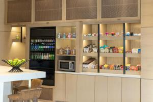 Hyatt Place Sandestin at Grand Blvd的厨房或小厨房
