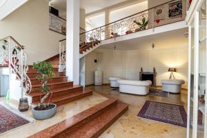 Una sala de estar con una escalera y un sofá. en Scaligero Rooms, en Verona