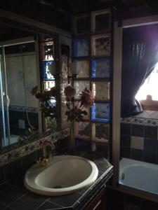 y baño con lavabo, bañera y tubermott. en Casa Rural Fontamil, en Gistaín