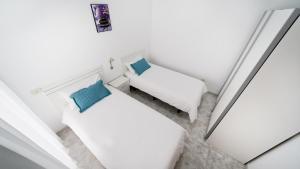 an overhead view of a bedroom with two beds at Armonía Beach 17 in Arinaga