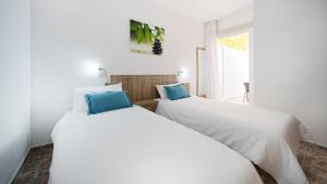 two beds sitting next to each other in a room at Armonía Beach 17 in Arinaga