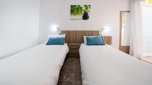 two beds sitting next to each other in a room at Armonía Beach 17 in Arinaga