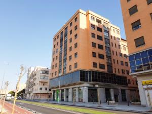 un edificio al lado de una calle en Atico Alhamilla, en Almería