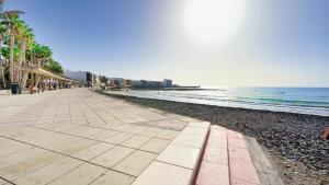 a beach with palm trees and the ocean at Armonía Beach 17 in Arinaga