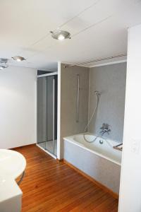 ein Badezimmer mit einer Badewanne und einem Waschbecken in der Unterkunft Villa Pochon in Gunten