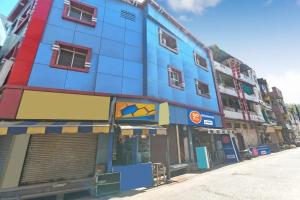 烏賈因的住宿－Hotel Rameshwaram，街道上的蓝色建筑