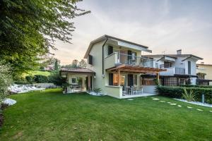 an image of a house with a yard at Italia Living Villa in Padenghe sul Garda