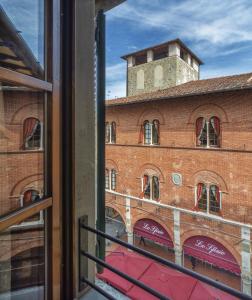uma vista de um edifício a partir de uma janela em Rinascimento Bed & Breakfast em Pisa