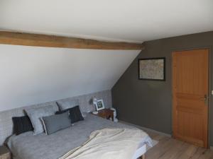 a bedroom with a bed and a white ceiling at Laclos des champs in Vadencourt