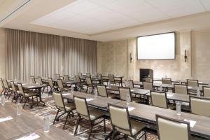 Hyatt Place Sandestin at Grand Blvd的电视和/或娱乐中心