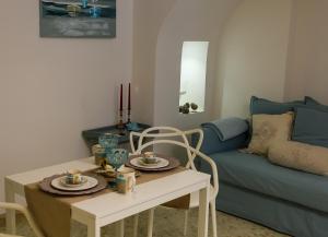 uma sala de estar com uma mesa e um sofá em La Rosa del Corso em Fasano