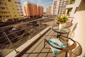 d'un balcon avec une table et des chaises offrant une vue sur la ville. dans l'établissement Seascape - Summerland Apartment, à Mamaia