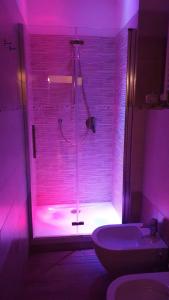 bagno con doccia e luci rosa di FRANCY HOUSE 2 a Bologna