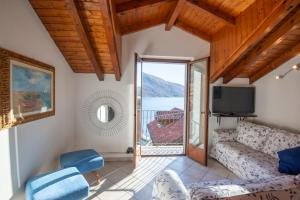 sala de estar con sofá y TV en Stupenda Villa vista lago Mergozzo en Mergozzo