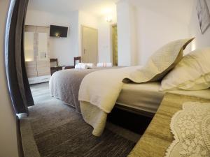 1 dormitorio con 1 cama grande y espejo en Guest House Toic, en Korenica