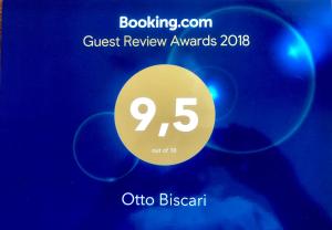 una señal de oro con las palabras premios de revisión de invitados en Otto Biscari, en Catania