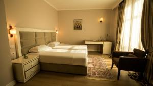 Postel nebo postele na pokoji v ubytování Royal Hill Hotel