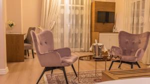TV a/nebo společenská místnost v ubytování Royal Hill Hotel