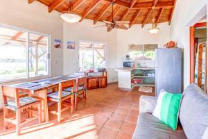 cocina con mesa y sillas en una habitación en Casa Don Marcos, en Playa Azul