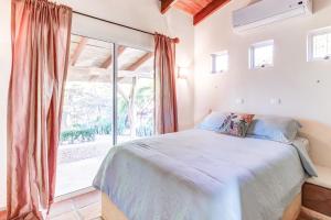 1 dormitorio con cama y ventana grande en Casa Don Marcos, en Playa Azul