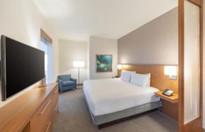 Hyatt Place Sandestin at Grand Blvd客房内的一张或多张床位
