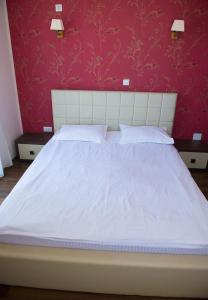 
Un pat sau paturi într-o cameră la Arlequin Apartments
