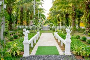 北柳府的住宿－道建特拉美景酒店，花园中种有白色的栅栏和植物的走道
