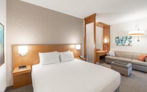 Hyatt Place Sandestin at Grand Blvd客房内的一张或多张床位