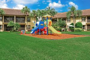 einen Spielplatz mit Rutsche im Hof in der Unterkunft Alhambra Villas in Kissimmee