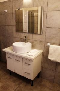 uma casa de banho com um lavatório e um espelho em B&B Kike em Catânia