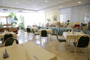 Hotel Bara Gellért في بودابست: مطعم فيه طاولات وكراسي في الغرفة