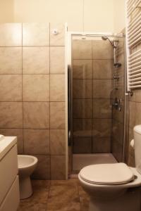 uma casa de banho com um chuveiro, um WC e um lavatório. em B&B Kike em Catânia
