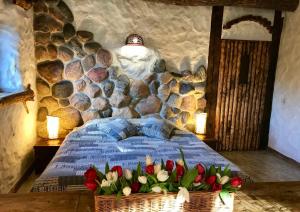 ein Schlafzimmer mit einem Bett mit Blumen darauf in der Unterkunft Kraina Alkos - Adults Only (18+) in Iznota