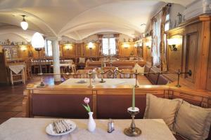 a restaurant with a table with a vase on it at Hotel Daimerwirt in Moosinning