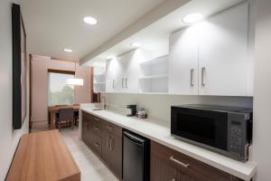 Hyatt Place Sandestin at Grand Blvd的厨房或小厨房