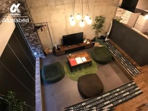 uma vista superior de uma sala de estar com uma mesa e cadeiras em Alphabed SunportTakamatsu 702 / Vacation STAY 21868 em Takamatsu
