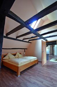 Кровать или кровати в номере Hotel Gästehaus auf der Lay