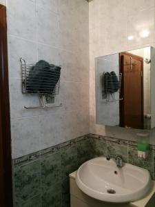 La salle de bains est pourvue d'un lavabo et d'un miroir. dans l'établissement Apartment Sinchets, à Varna