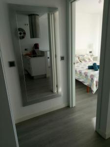 Posteľ alebo postele v izbe v ubytovaní el apartamento junto al mar