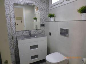 Kúpeľňa v ubytovaní el apartamento junto al mar + 22 fotografií