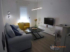 Televízia a/alebo spoločenská miestnosť v ubytovaní el apartamento junto al mar