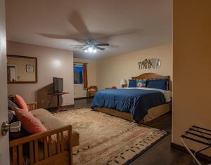 Bryce Trails Bed and Breakfast في تروبيك: غرفة نوم بسرير ومروحة سقف