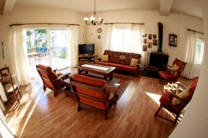 un soggiorno con divano e tavolo di Forest Park Villa a Lemithou